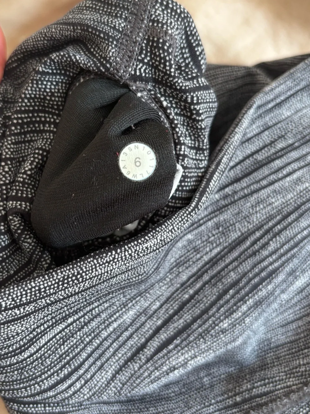 Lululemon Bit Point Ice Grey Black Wunder Under Crop 21 Inch Leggings Size 6